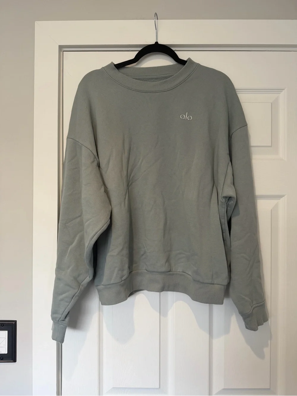 Auth. ✅ RARE ALO Yoga Accolade Crewneck Pullover in “Cosmic Grey” Size Large 🩶💚💙